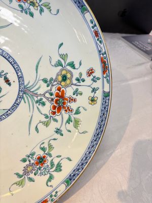 A Chinese doucai dish with floral design, Kangxi — photo 4