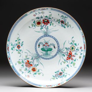 A Chinese doucai dish with floral design, Kangxi — photo 1