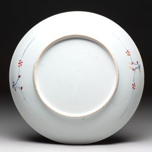A Chinese doucai dish with floral design, Kangxi — photo 2