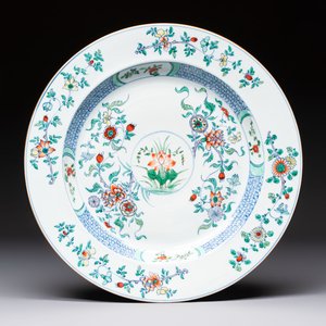 A Chinese doucai dish with floral design, Kangxi — photo 1