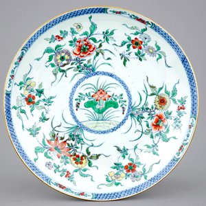 A Chinese doucai dish with floral design, Kangxi — photo 1