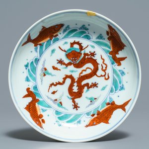 A Chinese doucai 'dragon and carps' plate, Chenghua mark, Yongzheng — 照片 1