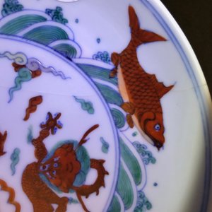 A Chinese doucai 'dragon and carps' plate, Chenghua mark, Yongzheng — 照片 5