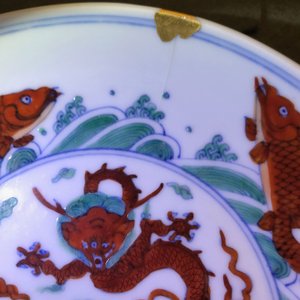 A Chinese doucai 'dragon and carps' plate, Chenghua mark, Yongzheng — 照片 6