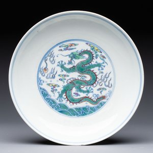 A Chinese doucai 'dragon' plate, Yongzheng mark and of the period — 照片 1