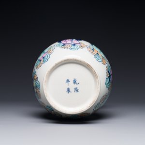 A Chinese doucai 'Eight Immortals' vase, Qianlong mark, Republic — 照片 3