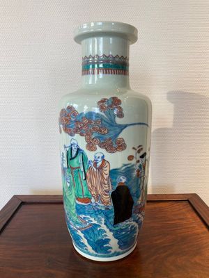 A Chinese doucai 'eighteen Luohan' rouleau vase, 19th/20 C. — 照片 2