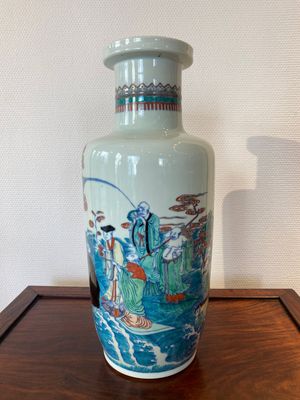 A Chinese doucai 'eighteen Luohan' rouleau vase, 19th/20 C. — 照片 3