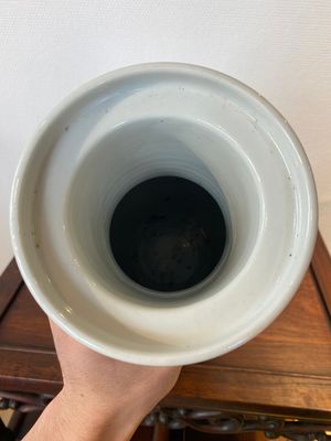A Chinese doucai 'eighteen Luohan' rouleau vase, 19th/20 C. — 照片 5