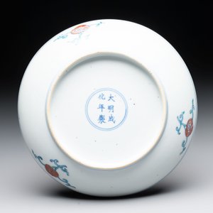 A Chinese doucai 'flower basket' plate, Chenghua mark, 18/19th C. — photo 2