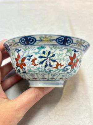 A Chinese doucai 'flower scroll' bowl, Yongzheng mark, 19/20th C. — photo 1