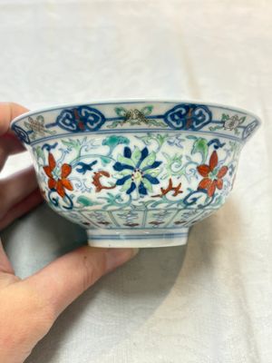 A Chinese doucai 'flower scroll' bowl, Yongzheng mark, 19/20th C. — photo 2