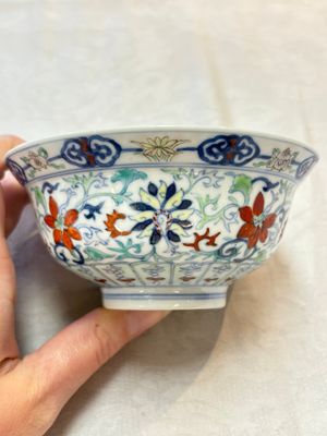 A Chinese doucai 'flower scroll' bowl, Yongzheng mark, 19/20th C. — photo 3