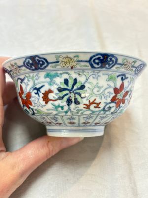 A Chinese doucai 'flower scroll' bowl, Yongzheng mark, 19/20th C. — photo 4
