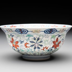 A Chinese doucai 'flower scroll' bowl, Yongzheng mark, 19/20th C. — photo 1