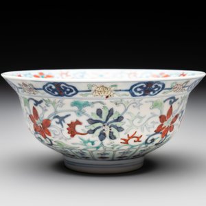 A Chinese doucai 'flower scroll' bowl, Yongzheng mark, 19/20th C. — photo 2