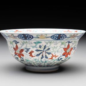 A Chinese doucai 'flower scroll' bowl, Yongzheng mark, 19/20th C. — photo 3
