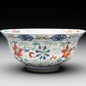 A Chinese doucai 'flower scroll' bowl, Yongzheng mark, 19/20th C. — photo 4
