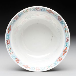 A Chinese doucai 'flower scroll' bowl, Yongzheng mark, 19/20th C. — photo 5
