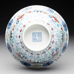 A Chinese doucai 'flower scroll' bowl, Yongzheng mark, 19/20th C. — photo 6