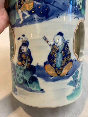 A Chinese doucai gilt-decorated 'Eight Immortals' openworked hat stand, Kangxi mark, 19th C. — foto 11