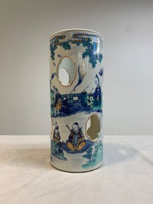 A Chinese doucai gilt-decorated 'Eight Immortals' openworked hat stand, Kangxi mark, 19th C. — foto 3