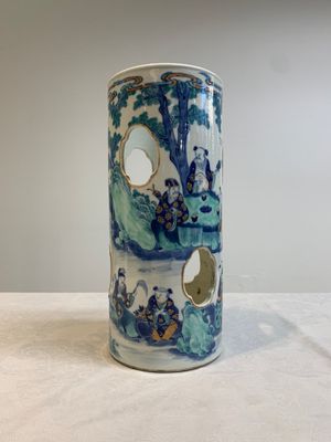 A Chinese doucai gilt-decorated 'Eight Immortals' openworked hat stand, Kangxi mark, 19th C. — foto 5