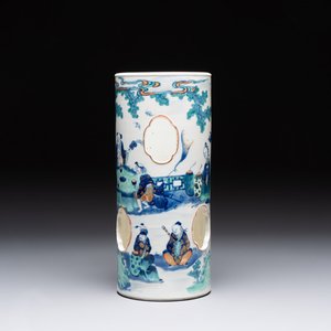 A Chinese doucai gilt-decorated 'Eight Immortals' openworked hat stand, Kangxi mark, 19th C. — foto 1