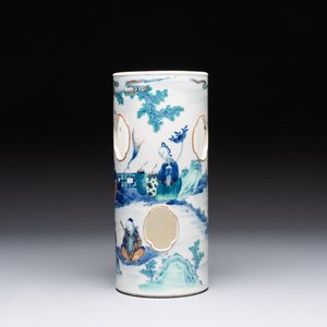 A Chinese doucai gilt-decorated 'Eight Immortals' openworked hat stand, Kangxi mark, 19th C. — foto 2