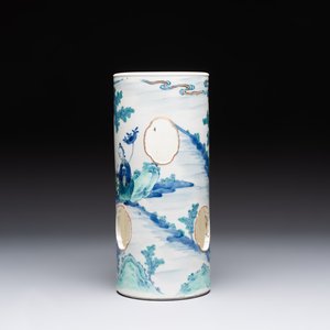 A Chinese doucai gilt-decorated 'Eight Immortals' openworked hat stand, Kangxi mark, 19th C. — foto 3