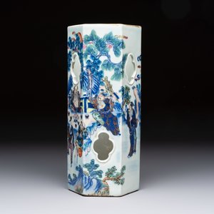 A Chinese doucai gilt-decorated 'Eight Immortals' openworked hexagonal hat stand, Yongzheng mark, 19th C. — photo 2