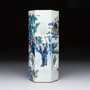 A Chinese doucai gilt-decorated 'Eight Immortals' openworked hexagonal hat stand, Yongzheng mark, 19th C. — photo 3