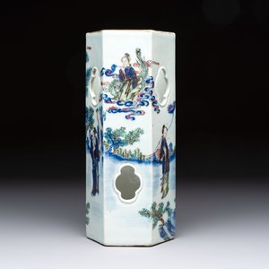 A Chinese doucai gilt-decorated 'Eight Immortals' openworked hexagonal hat stand, Yongzheng mark, 19th C. — photo 4