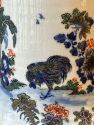 A Chinese doucai 'gu' vase with roosters, Qianlong mark, 19th C. — 照片 11