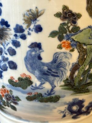 A Chinese doucai 'gu' vase with roosters, Qianlong mark, 19th C. — 照片 8