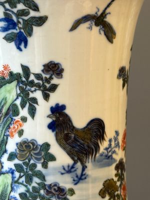 A Chinese doucai 'gu' vase with roosters, Qianlong mark, 19th C. — 照片 9