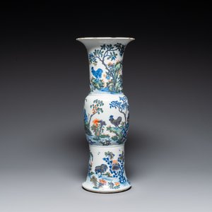 A Chinese doucai 'gu' vase with roosters, Qianlong mark, 19th C. — 照片 2