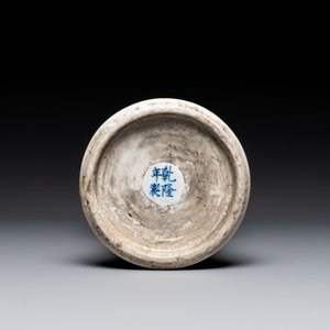 A Chinese doucai 'gu' vase with roosters, Qianlong mark, 19th C. — 照片 6