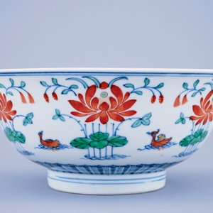 A Chinese doucai "Lotus pond and mandarin ducks" bowl, Qianlong sealmark and poss. of the period — 照片 2