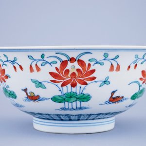 A Chinese doucai "Lotus pond and mandarin ducks" bowl, Qianlong sealmark and poss. of the period — 照片 4