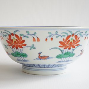 A Chinese doucai "Lotus pond and mandarin ducks" bowl, Qianlong sealmark and poss. of the period — 照片 8