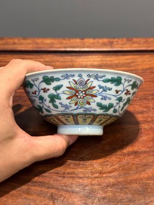 A Chinese doucai 'lotus scroll' bowl, Qianlong mark and of the period — 照片 3