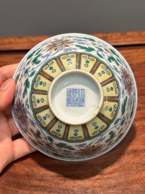 A Chinese doucai 'lotus scroll' bowl, Qianlong mark and of the period — 照片 8