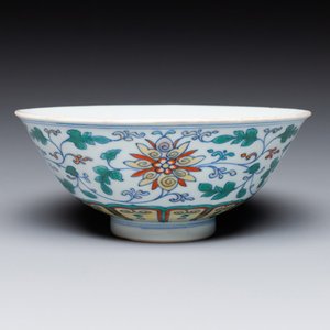 A Chinese doucai 'lotus scroll' bowl, Qianlong mark and of the period — 照片 1