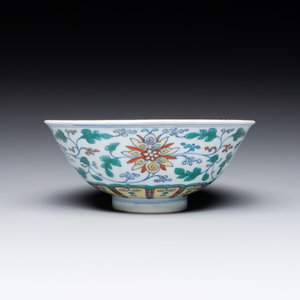 A Chinese doucai 'lotus scroll' bowl, Qianlong mark and of the period — 照片 2
