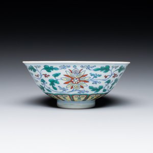 A Chinese doucai 'lotus scroll' bowl, Qianlong mark and of the period — 照片 4