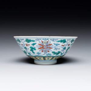 A Chinese doucai 'lotus scroll' bowl, Qianlong mark and of the period — 照片 5