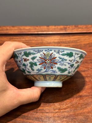 A Chinese doucai 'lotus scroll' bowl, Qianlong mark and of the period — 照片 2