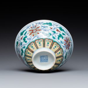 A Chinese doucai 'lotus scroll' bowl, Qianlong mark and of the period — 照片 7
