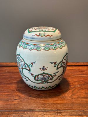 A Chinese doucai 'lotus scroll' jar and cover, Kangxi/Yongzheng — 照片 2